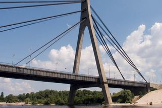 Rusové hlásí, že zahájili operaci k prolomení logistických řetězců ukrajinské armády. V samotném Kyjevě